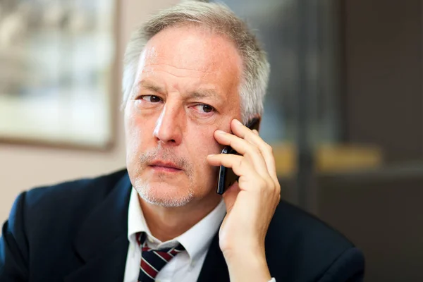 Affärsman pratar i telefon — Stockfoto