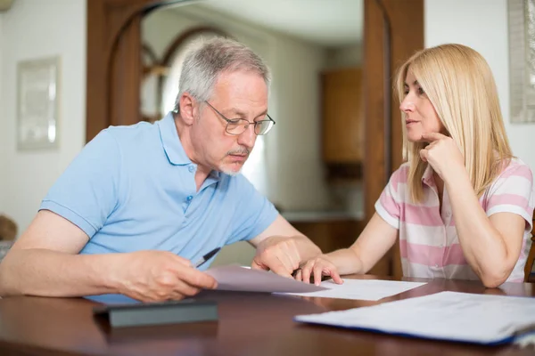 Couple Calculating Expenses Together — Stock Photo, Image