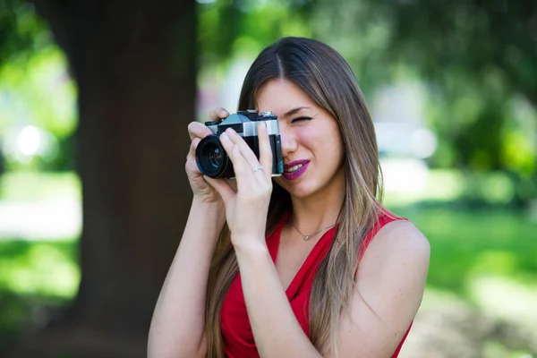 Χαμογελώντας Νεαρή Γυναίκα Χρησιμοποιώντας Ένα Vintage Φωτογραφική Μηχανή — Φωτογραφία Αρχείου
