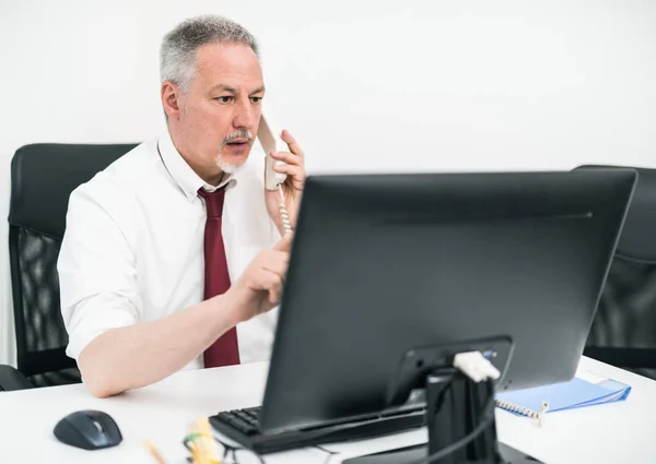 Biznesmen Rozmawia Przez Telefon Jego Biurze — Zdjęcie stockowe
