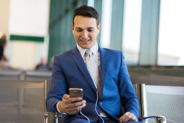 işadamı cep telefonunu kullanma