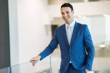 Ofiste gülümseyen bir iş adamının portresi. 