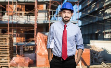 yakışıklı bir mühendis portresi