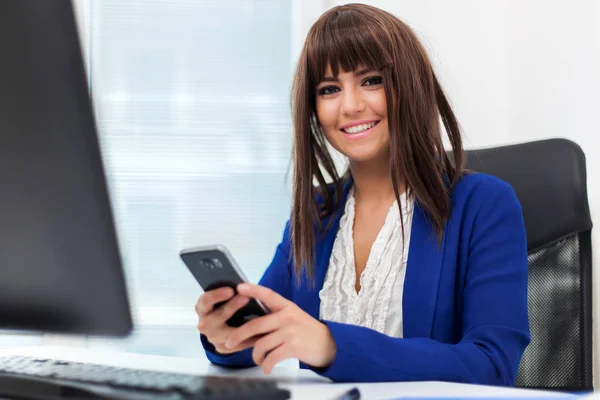 Portrait Businesswoman Using Phone — Stock Photo, Image