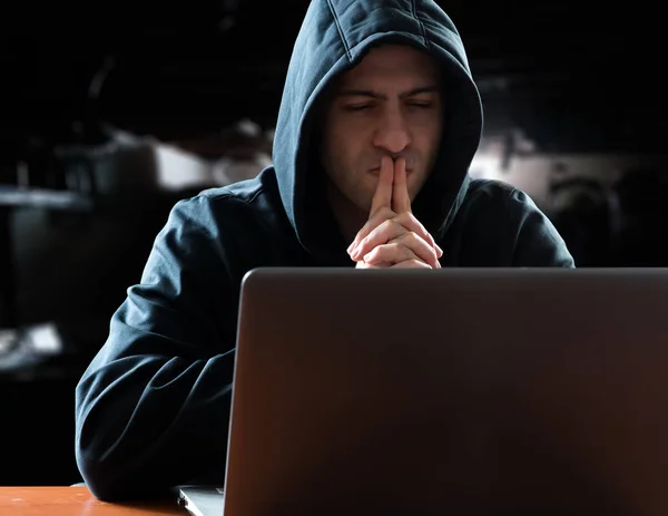 Hacker Framför Sin Bärbara Dator — Stockfoto