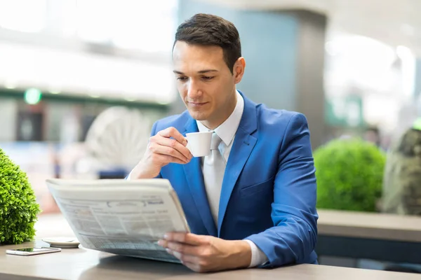 Επιχειρηματίας Συνεδρίαση Διαβάζει Μια Εφημερίδα Και Πίνοντας Τον Καφέ Στην — Φωτογραφία Αρχείου