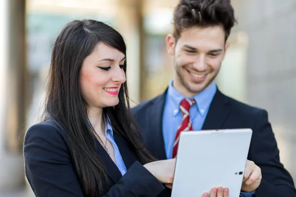 Couple Business People Using Tablet Outdoor — Stock Photo, Image