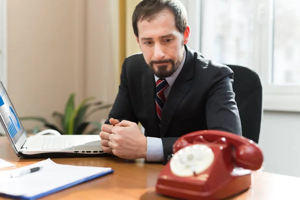 Ängslig Affärsman Väntar Ett Telefonsamtal — Stockfoto