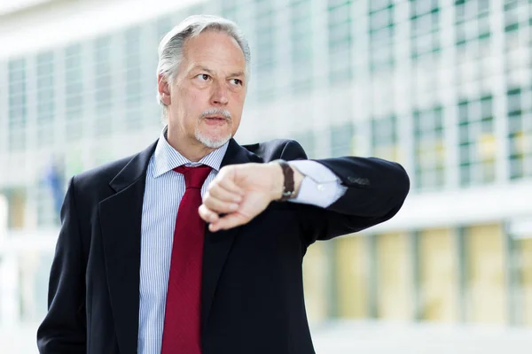 Geschäftsmann Beobachtet Die Zeit — Stockfoto