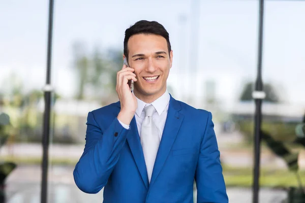 Biznesmen Rozmawiać Swój Telefon Komórkowy — Zdjęcie stockowe