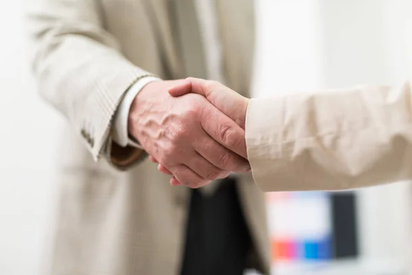 Geschäftsleute Handschlag Büro — Stockfoto