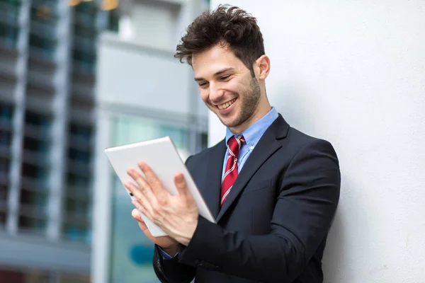 Joven Gerente Utilizando Una Tableta Digital Aire Libre — Foto de Stock