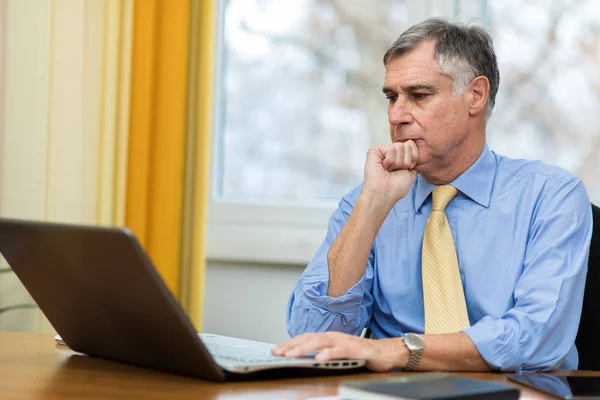 Porträtt Affärsman Med Laptop Sitter Hans Kontor — Stockfoto