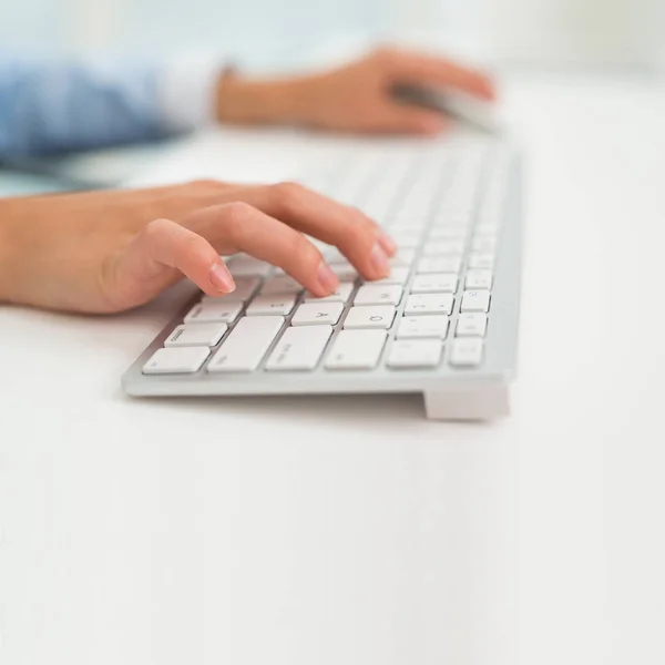 Mujer Usando Teclado Computadora Copia Espacio Blanco Parte Inferior Imagen —  Fotos de Stock