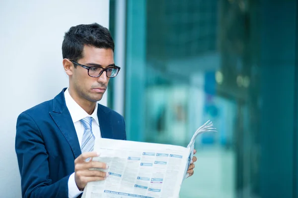 Geschäftsmann Liest Zeitung Vor Seinem Modernen Büro — Stockfoto