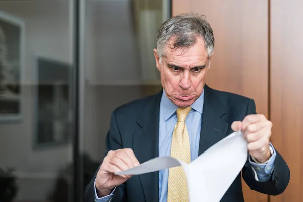 Hombre Negocios Enojado Rompiendo Documento — Foto de Stock