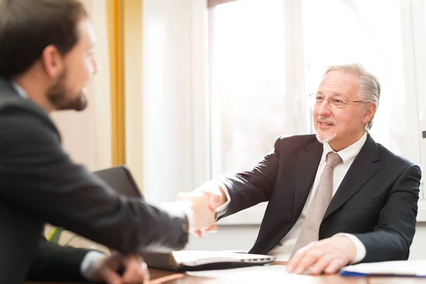 Geschäftsleute Handschlag Ihrem Büro — Stockfoto