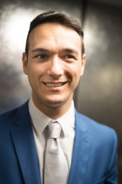 Office Asansör iç gülümseyen iş adamı