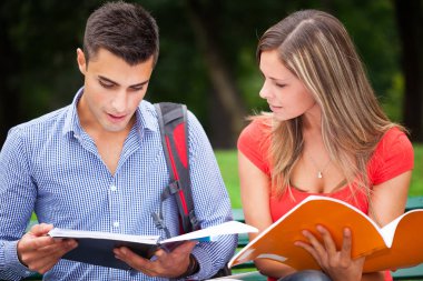 Açık bir parkta gülümseyen öğrencileri birkaç portresi