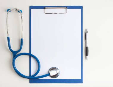 Tıbbi beyaz boşluk, stetoskop, kalem