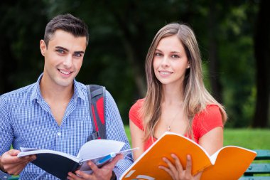 gülümseyen bir parkta okuyan öğrenciler açık portresi
