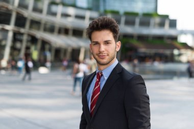 gülümseyen genç işadamı portres