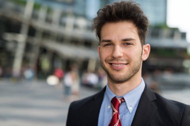 gülümseyen genç işadamı portres