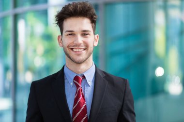 Finansal bölgesinde yürüyüş iş adamı