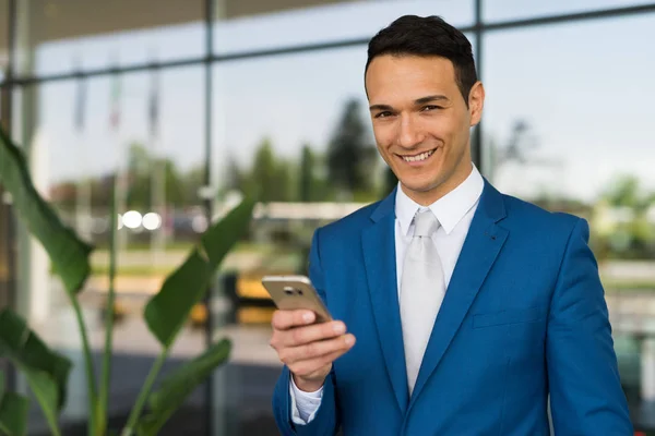 Sorrindo Homem Usando Seu Smartphone — Fotografia de Stock