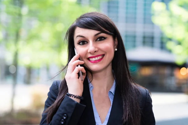 Γυναίκα Των Επιχειρήσεων Χρησιμοποιώντας Κινητό Της Τηλέφωνο Μπροστά Από Γραφείο — Φωτογραφία Αρχείου