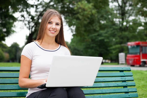 Jovem Mulher Usando Seu Laptop Livre — Fotografia de Stock