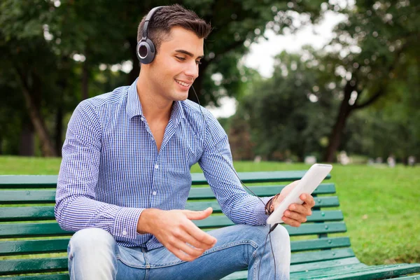 Uomo Che Ascolta Musica Parco — Foto Stock