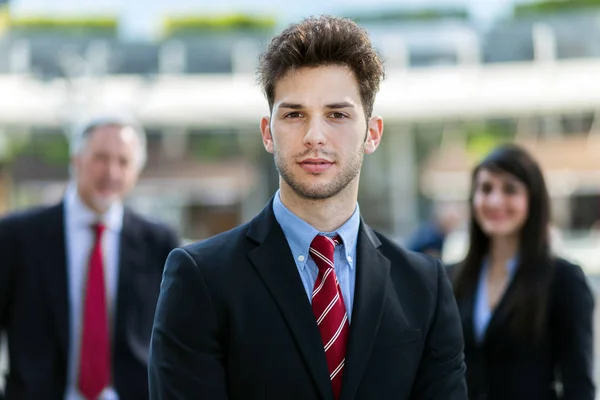 Équipe Affaires Souriant Dans Ville — Photo