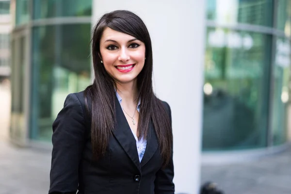 Zakenvrouw Voor Haar Kantoor — Stockfoto