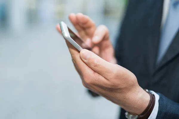 Detail Businessman Using His Mobile Phone — Stock Photo, Image