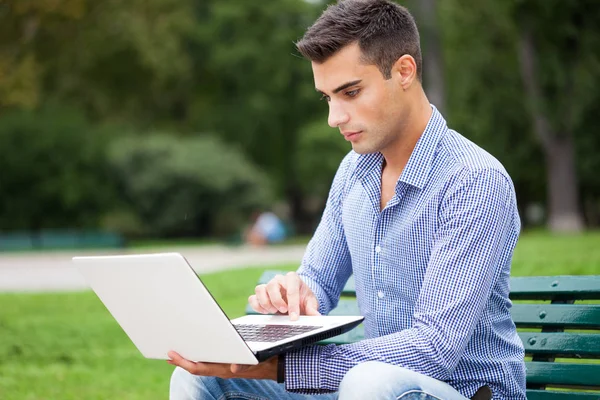 Diz üstü açık kullanan adam