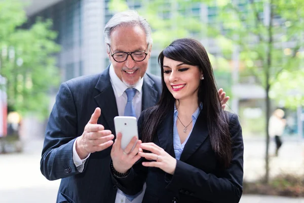 Business People Using Mobile Phone Front Office — Stock Photo, Image