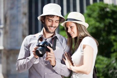 Adam resimleri onun kamerada bir kadınla gösteriyor.