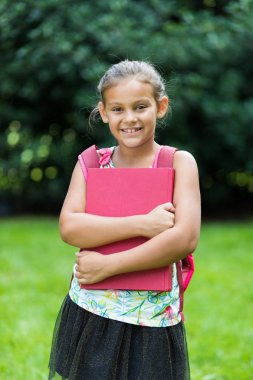 Gülümseyen çocuk okula gidiyor