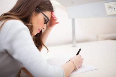 bir kitaplıktaki bir öğrenci portresi