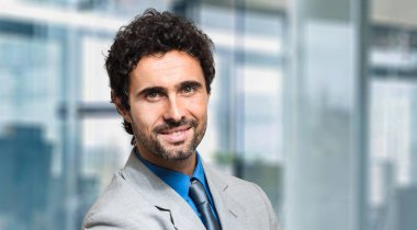 Ofiste yakışıklı bir işadamı portresi 