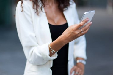 İşkadını bölümünü cep telefonu kullanarak