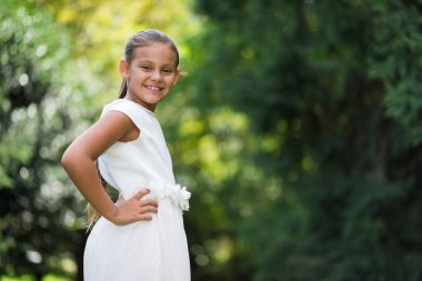 Gülümseyen güzel çocuk portre