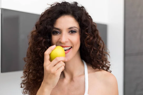 Όμορφη Γυναίκα Τρώει Ένα Μήλο Κίτρινο — Φωτογραφία Αρχείου