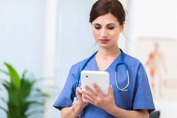 Retrato Una Enfermera Usando Una Tableta — Foto de Stock