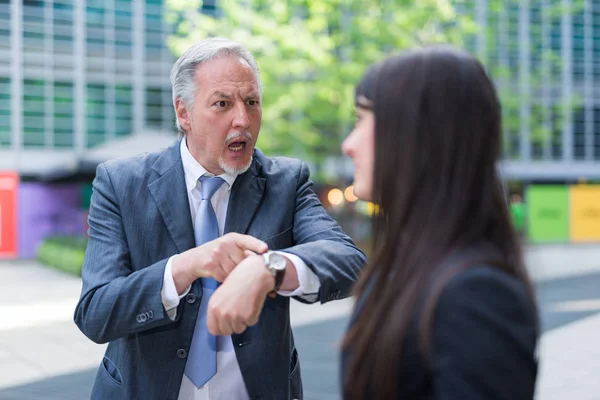 Chef Schimpft Auf Mitarbeiter Weil Spät Kommt — Stockfoto