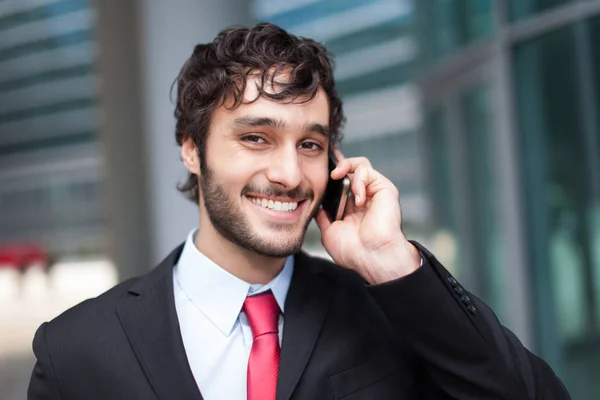 Glimlachend Zakenman Praten Telefoon Voor Zijn Kantoor — Stockfoto