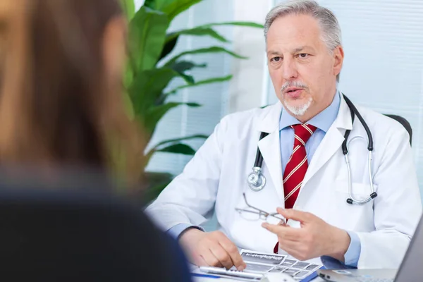 Médico Conversando Com Paciente Durante Uma Visita — Fotografia de Stock