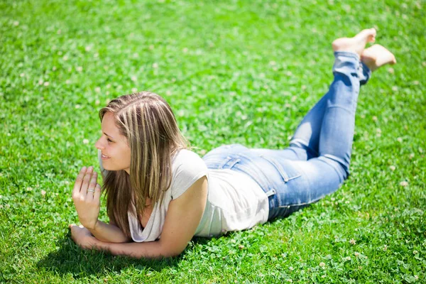 Frau Entspannt Sich Gras — Stockfoto