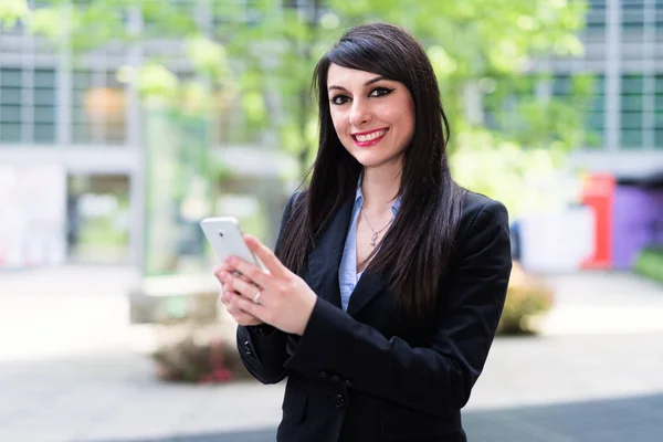 Mujer Negocios Sonriente Usando Teléfono Celular —  Fotos de Stock